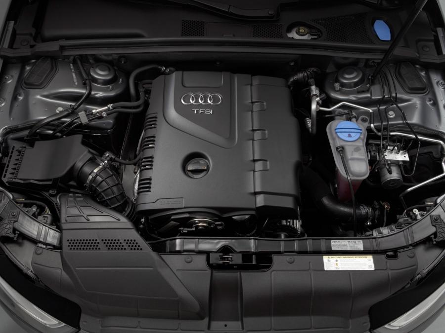 Моторный отсек Audi A4 2.0T Quattro Sedan (B8, 8K) 2012 года  (NA) (фото 9 из 14)
